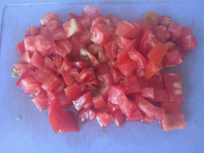 нарезаем помидоры