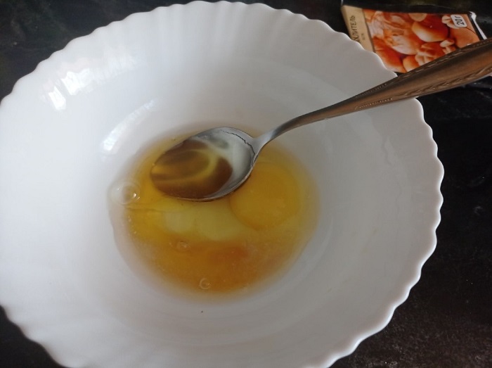 смешиваем мед с яйцом
